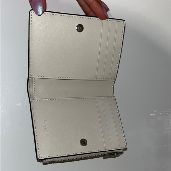 Coach Beige Signature Wallet NWOT - Picture 5 of 8